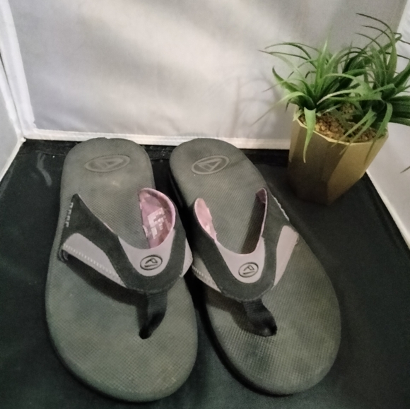 Women size 10 flip flop bottle opener by reef shoes - Picture 2 of 6